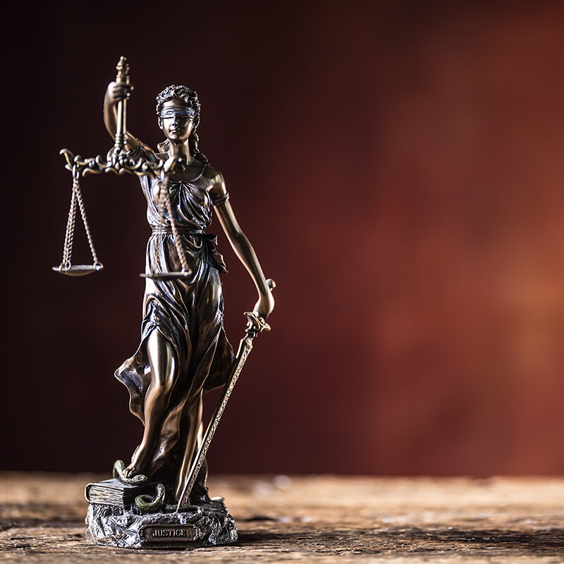 statuetka Temidy — uosobienia sprawiedliwości i prawa
