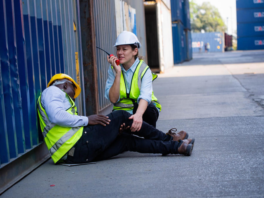 Wypadek przy pracy — jak uzyskać odszkodowanie za uszczerbek na zdrowiu?